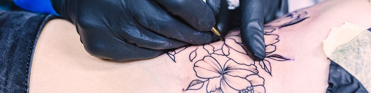 séance de tatouage de fleurs en tracés noir